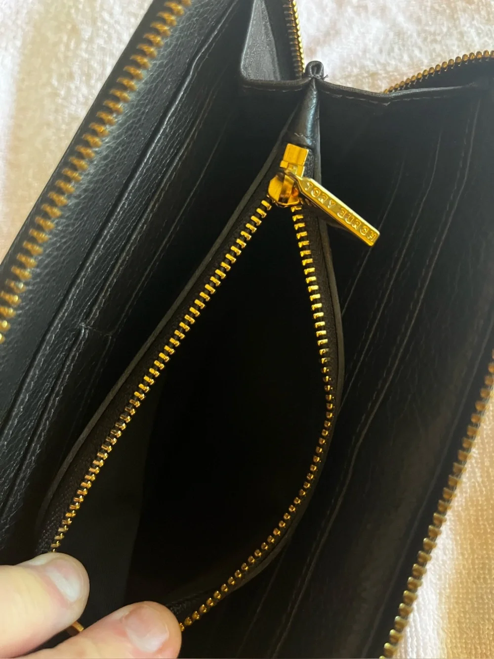 Tory Burch soft Black Leather Zip-Around Wallet excellent condition